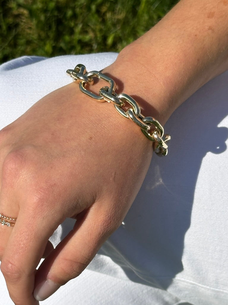 14K GOLD SEMI-HOLLOW TINA BRACELET
Chunky 14K Gold Bracelet
Semi-Hollow Gold Bracelet
Tina Gold Bracelet
14K Gold Chunky Bracelet
Luxury 14K Gold Bracelet
Chunky gold bracelet
14K gold bracelet
Semi-hollow bracelet
Gold bracelet
Statement bracelet
Designer gold jewelry
Chunky gold jewelry
14K gold jewelry
Luxury bracelet
Elegant bracelet