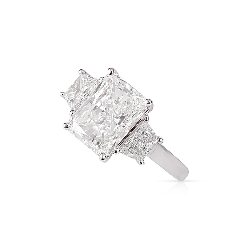 RADIANT CUT WITH TRAPEZOID SIDE STONES DIAMOND ENGAGEMENT RING